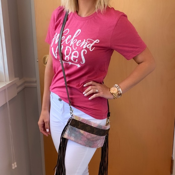 🌻”Weekend Vibes” Super Soft Graphic Tee - Picture 5 of 10